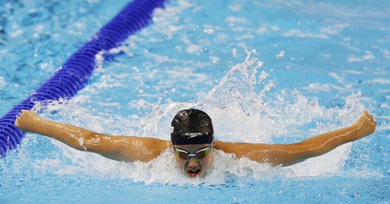Tiene 12 años y se convirtió en la nadadora más joven en subirse a un podio mundialista