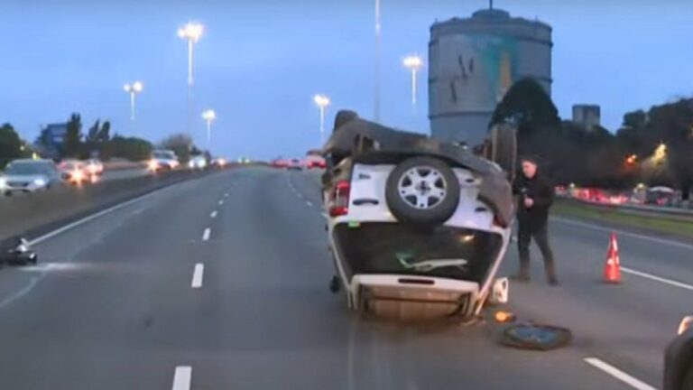 Fuerte choque en la General Paz: un auto embistió a una camioneta y la volcó