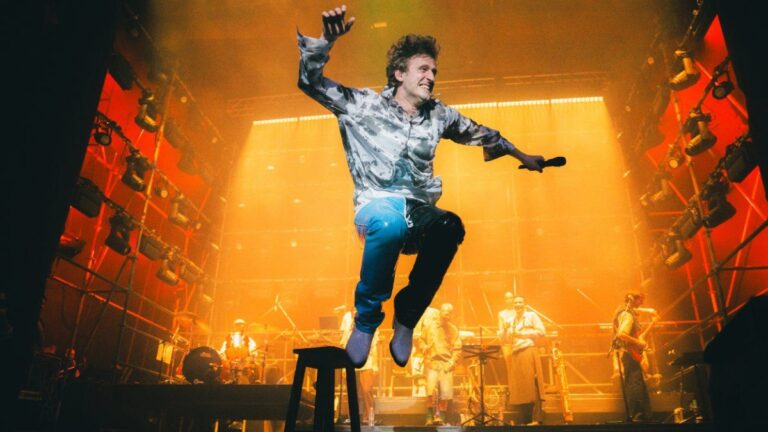 Louta regresó a los escenarios con una performance experimental y auténtica