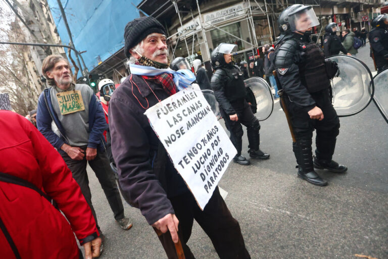 Represión en Congreso: la policía avanza sobre jubilados, estatales y universitarios