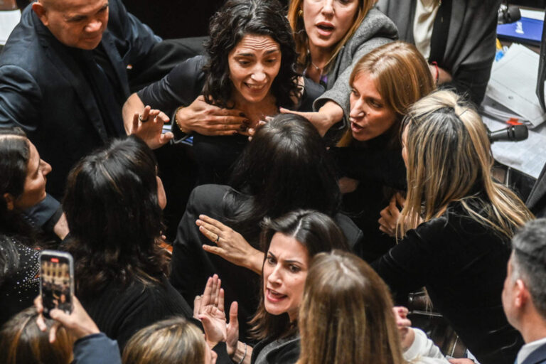 Los diputados derrochan hasta el 85% del tiempo en privilegios políticos y homenajes