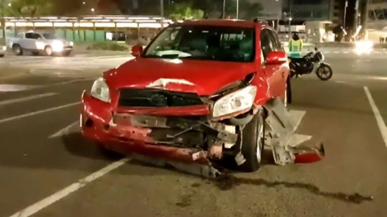 Un auto cruzó en rojo y provocó un fuerte choque en la 9 de Julio: hay al menos dos heridos
