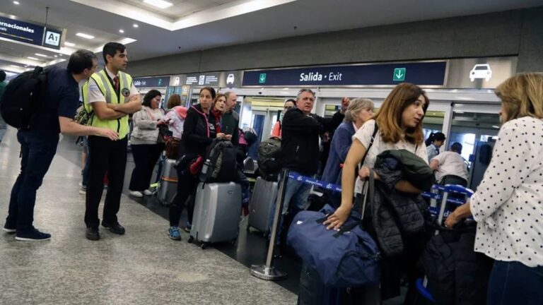 Finalizó la segunda jornada de paro de controladores aéreos con cancelaciones y demoras de vuelos en todo el país