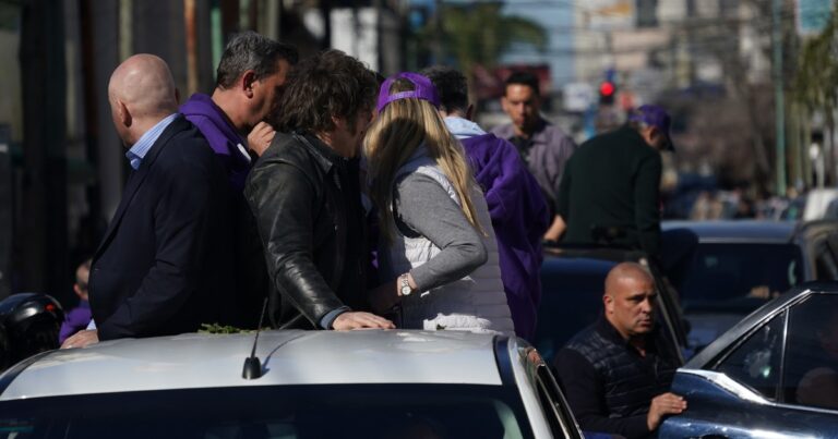 Así fue la agresión a Javier Milei durante la caravana en Lomas de Zamora
