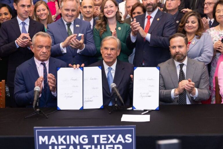 Las tres nuevas leyes que firmó Greg Abbott en Texas y que impactan en la salud