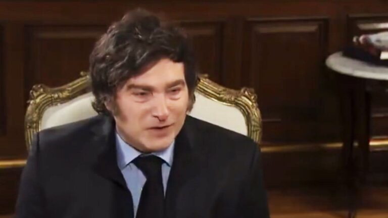 Qué le pasó a Javier Milei en medio de su entrevista a la prensa extranjera: su inesperada reacción