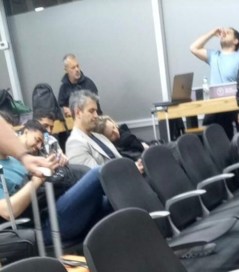 Karina hizo hombrito con Martín Menem y fue tendencia