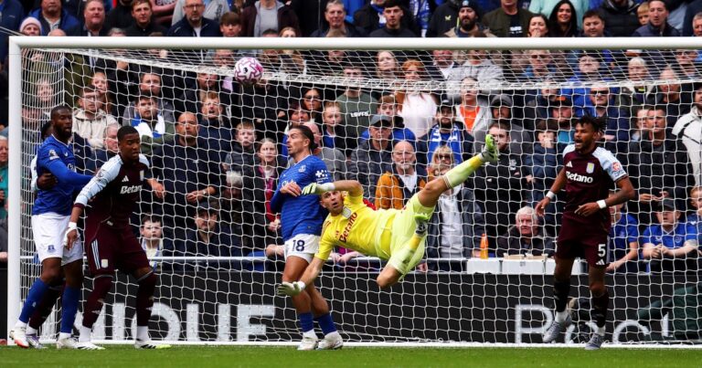 Dibu Martínez volvió al arco del Aston Villa y evitó la derrota en la visita al Everton