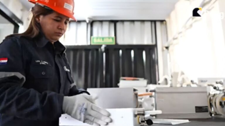 Más allá de los mineros: esta entusiasta repara ASIC y enseña sobre Bitcoin a los niños de Paraguay