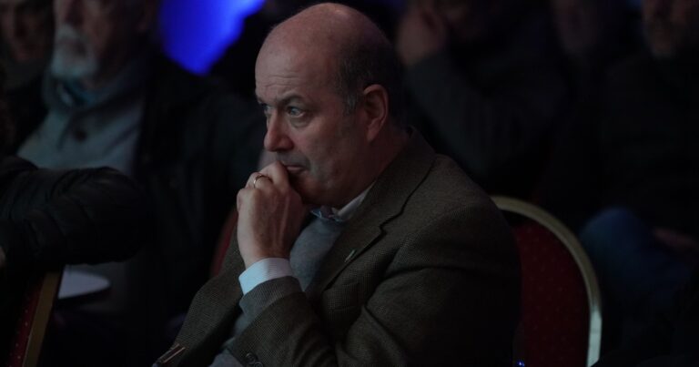 En medio del cimbronazo por la suba del dólar, Federico Sturzenegger publicó un mensaje de autocrítica y pidió: «No frenemos, el rumbo depende de vos»