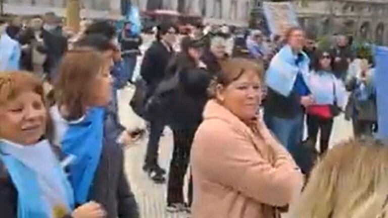 Pequeño grupo de libertarios se reunieron frente a Casa Rosada en apoyo a Javier Milei