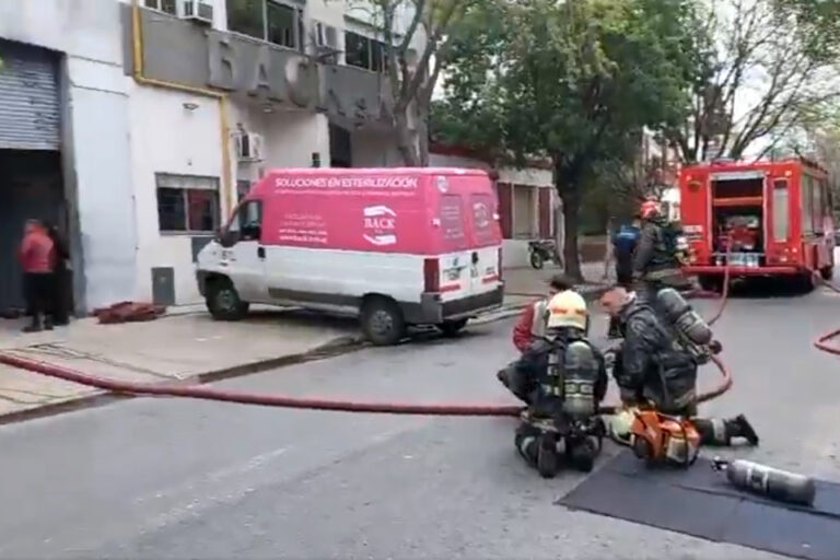 Incendio en Floresta: se prendió fuego un depósito de plástico y cartón