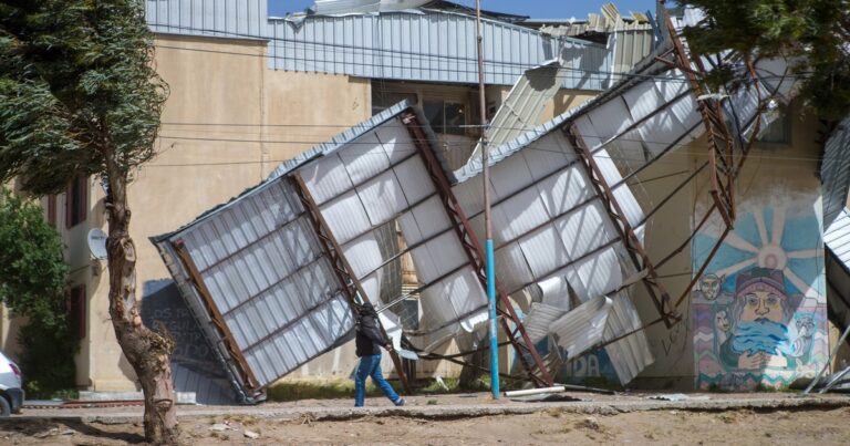 Alerta por fuertes vientos en la Patagonia: se volaron techos en Chubut y Santa Cruz y se paralizó la actividad durante el día