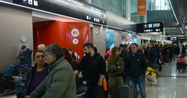 Por el récord de viajes al exterior, se duplicó la salida de dólares por turismo