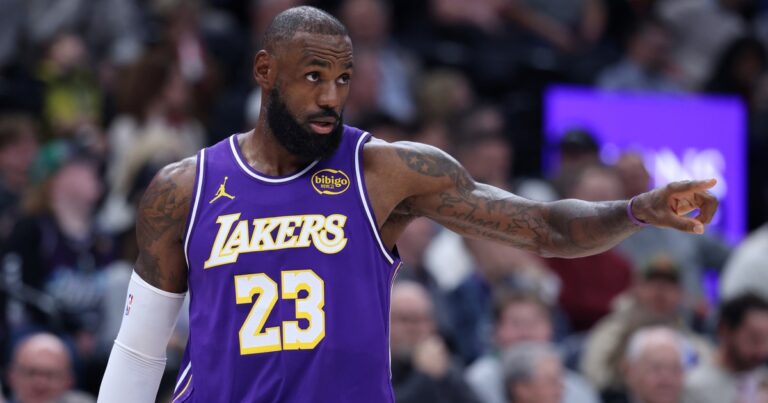 Con una tremenda volcada de LeBron y un Doncic en modo MVP, los Lakers volvieron a ganar y siguen prendidos en la NBA
