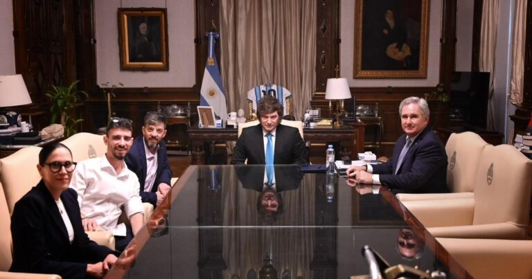 Javier Milei y sus medidas, EN VIVO: el Presidente recibió en la Casa Rosada a dos hermanos argentinos que fueron rehenes de Hamas