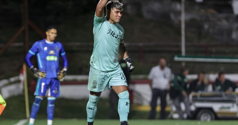 La noche de Meza: figura en los penales de Huracán y viral por un buen gesto post partido