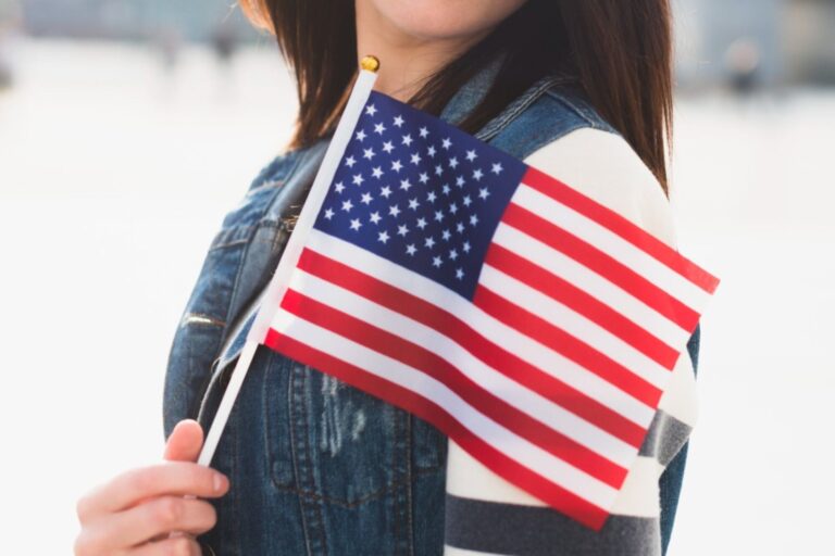 Ayuda para migrantes: Illinois ofrecerá clases gratis de preparación para el examen de ciudadanía en 2026