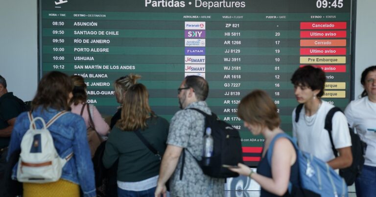 Controladores aéreos levantaron el paro de jueves y viernes en todo el país pero continuarán el fin de semana