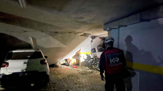 Se derrumbó la cochera de un edificio en Parque Patricios: autos bajo los escombros y más de 300 evacuados