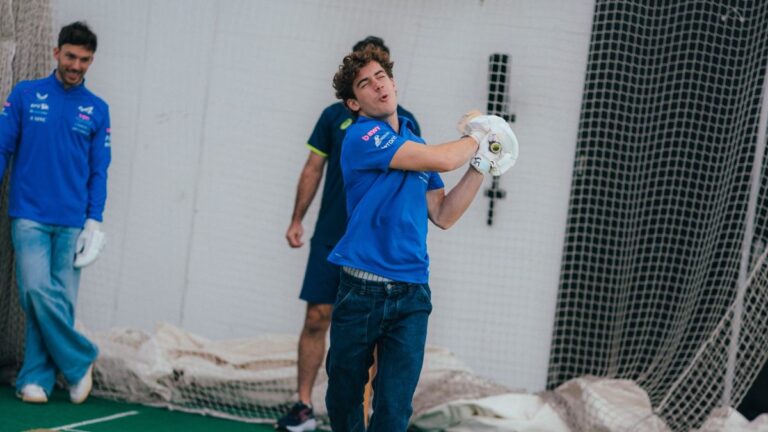 Franco Colapinto cambió el volante por el bate: el divertido video antes del GP de Australia