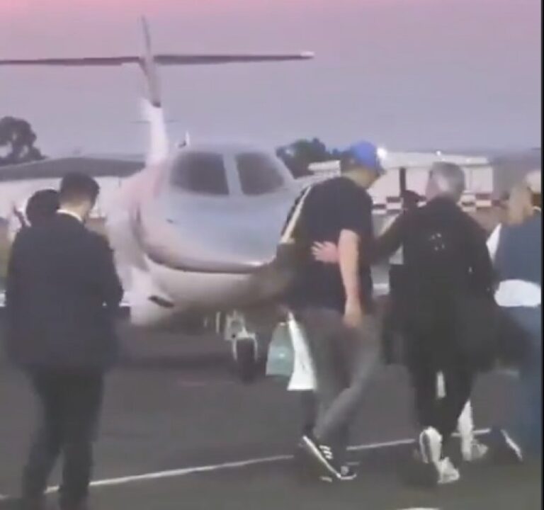 Un video confirma el viaje de Adorni a Punta del Este en avión privado