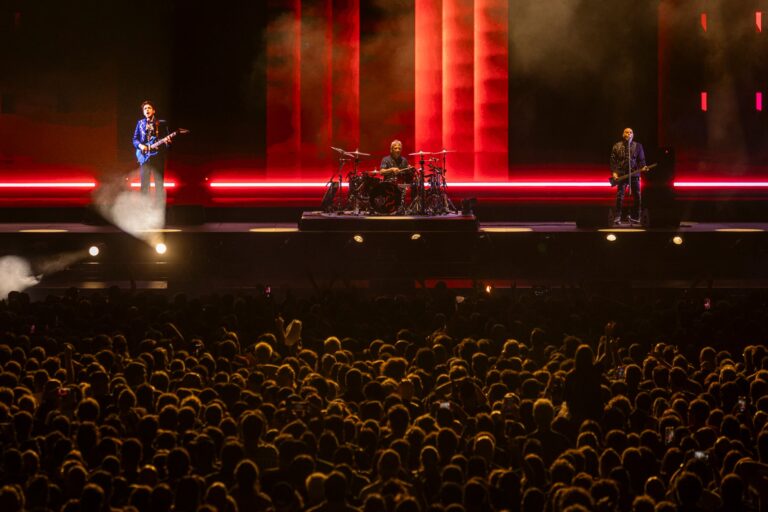 Vista exterior del Movistar Arena en Buenos Aires, con su cartelera de espectáculos para abril de 2026.