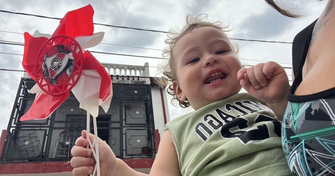 Ilustración genérica de un entorno doméstico con símbolo de precaución