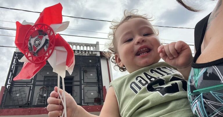 Ilustración genérica de un entorno doméstico con símbolo de precaución