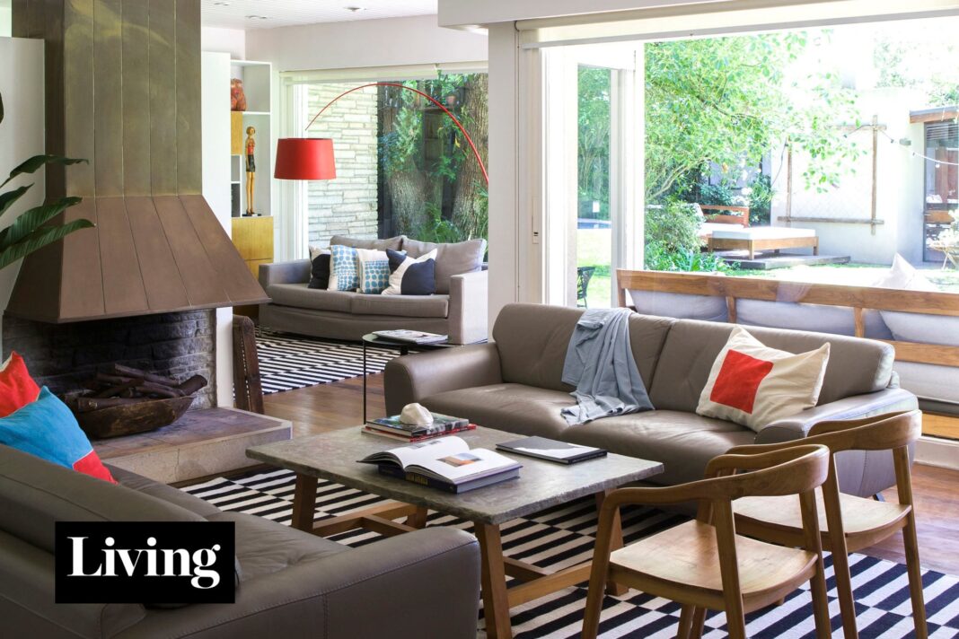 Fachada y espacios interiores de una casa renovada en Las Lomas de San Isidro, con detalles de los años 70.