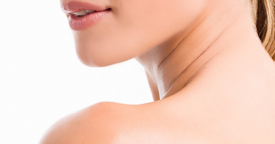 Mujer aplicando crema en el cuello con movimientos ascendentes, siguiendo recomendaciones de cuidado de la piel.