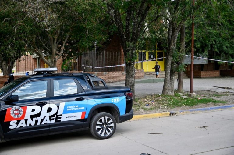 Fiscal Carlos Vottero durante declaraciones sobre el caso del ataque escolar en San Cristóbal, Santa Fe.