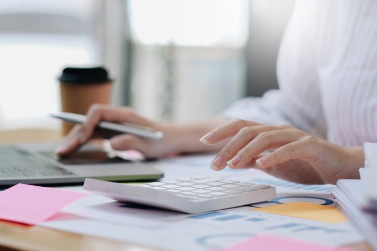 Persona completando un formulario en una computadora con el logo de ARCA en pantalla, reloj de fondo marcando fecha límite.