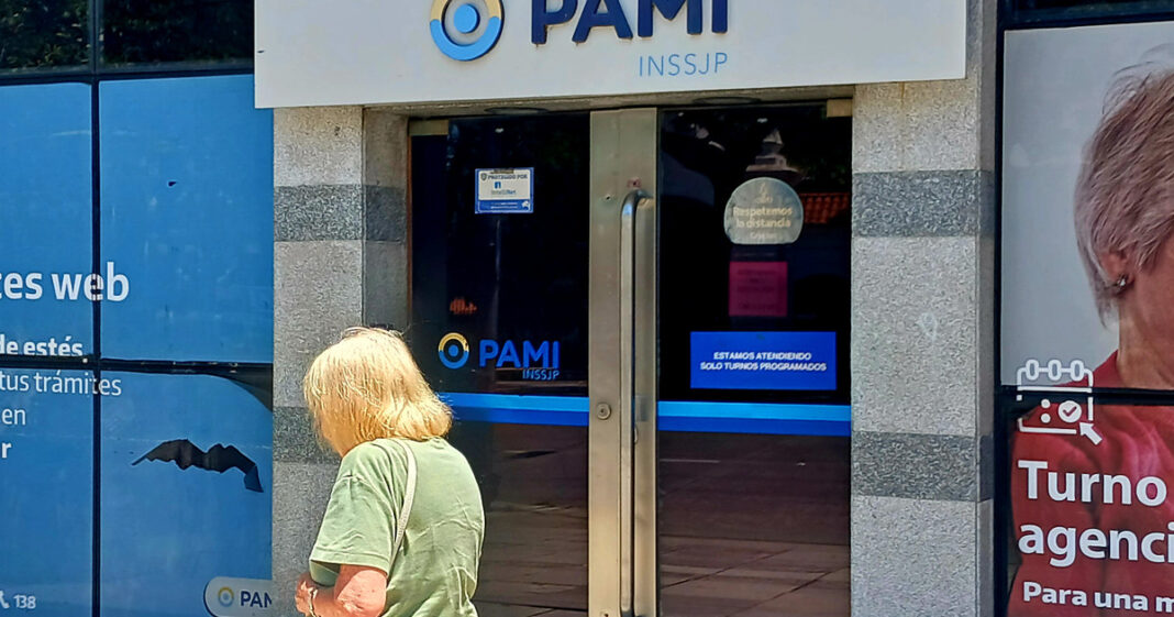 Persona mayor utilizando una tablet para realizar un trámite online de PAMI.