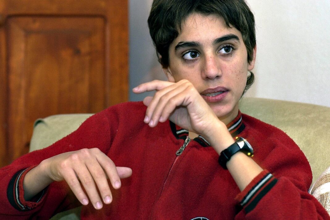 Ilustración de un patio escolar vacío con símbolos de paz y diálogo superpuestos.