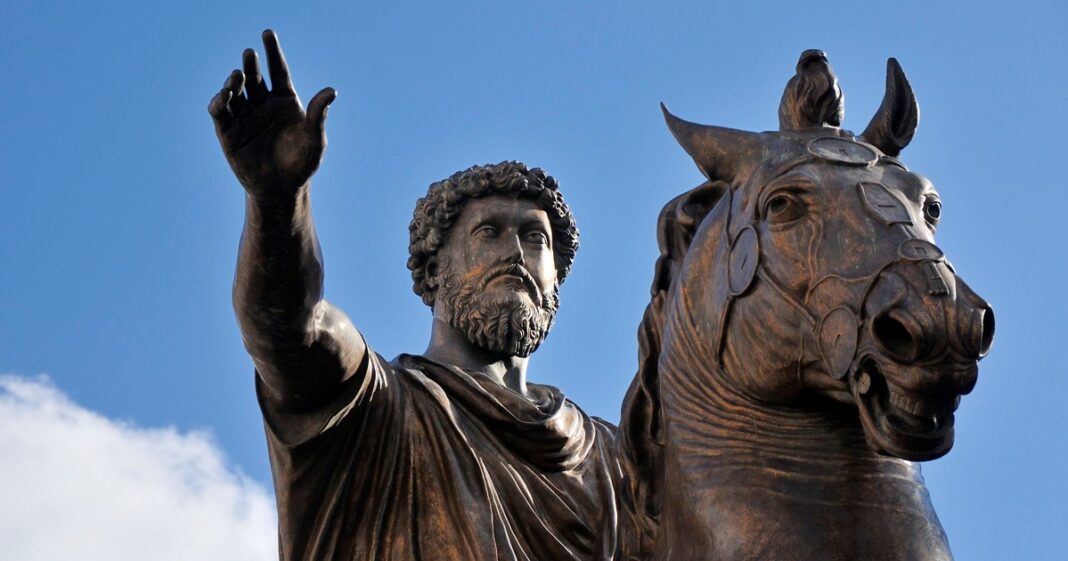 Busto o representación artística del emperador y filósofo romano Marco Aurelio.