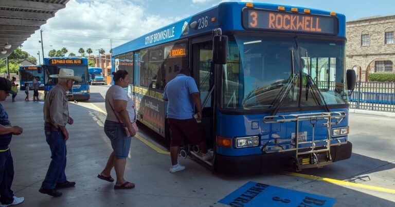 Conductor de autobús escolar en una calle de Texas
