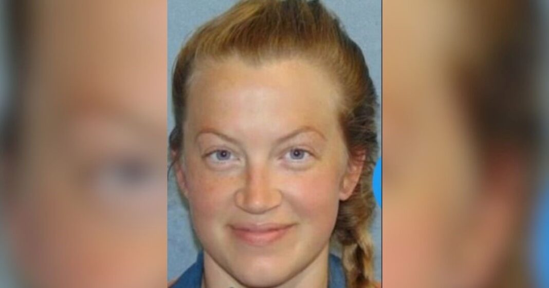 Fotograma del video que muestra a una mujer escapando por la ventana de un patrullero policial.