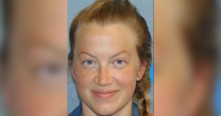 Fotograma del video que muestra a una mujer escapando por la ventana de un patrullero policial.