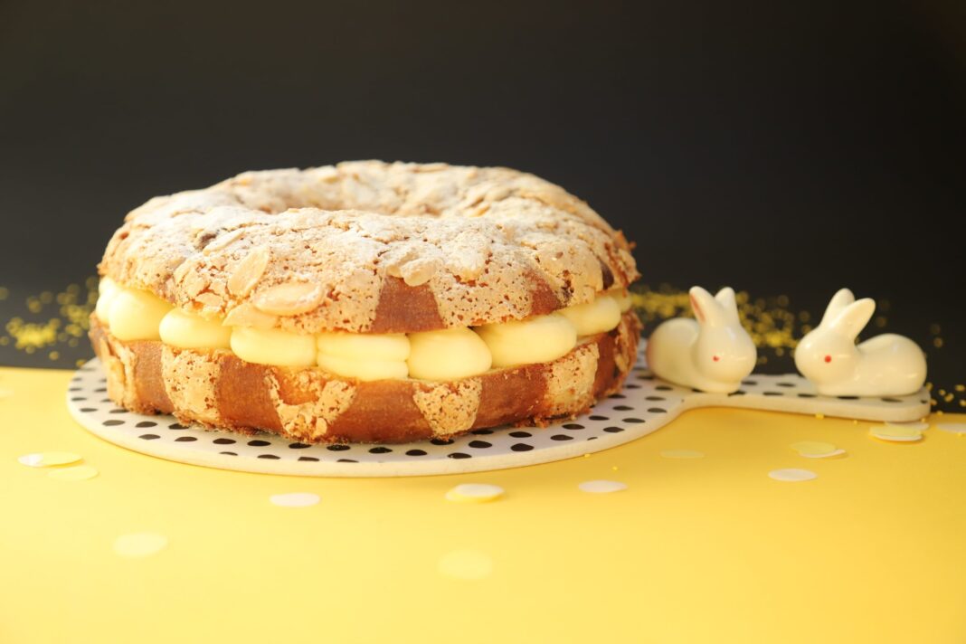 Mesa con platos típicos de Semana Santa en Argentina: pescado, rosca de Pascua y huevos de chocolate.